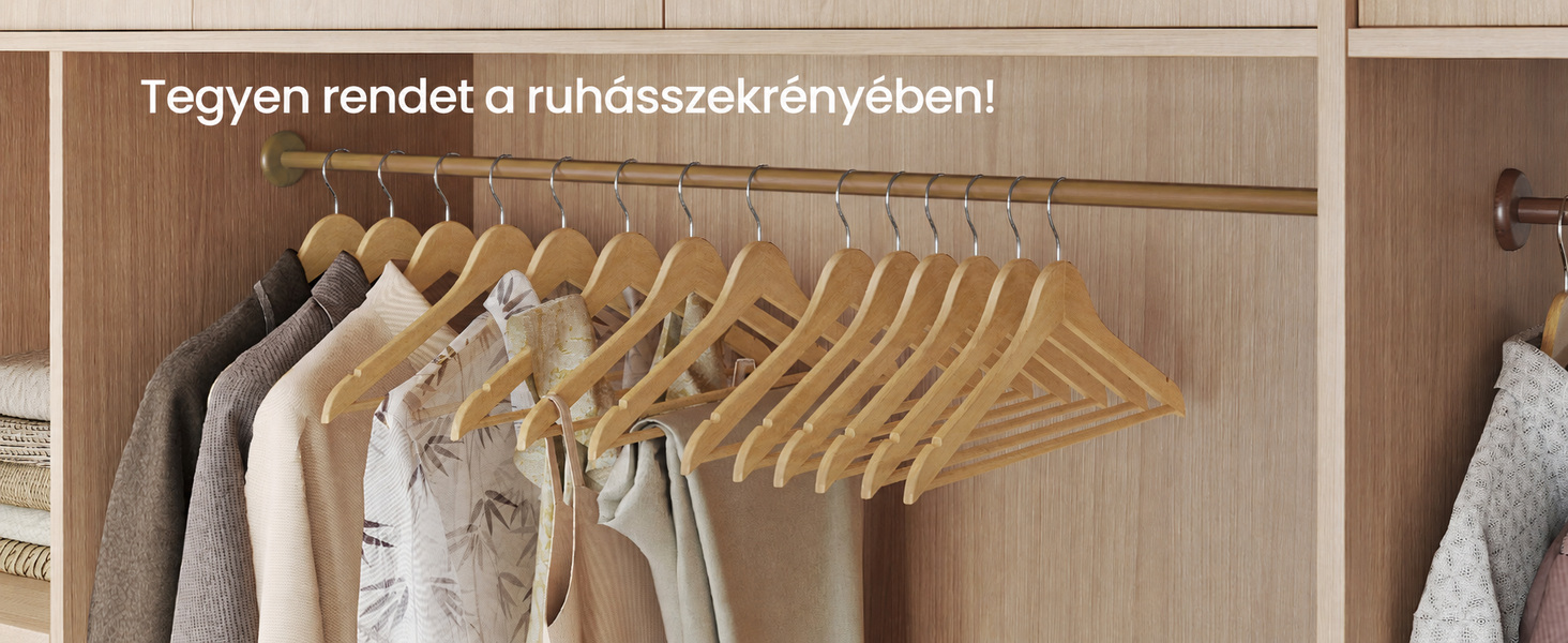 Rendezett, fából készült szekrénybelső, több, rúdra helyezett fa fogassal, amelyeken különféle világos színű ruhadarabok hevernek.