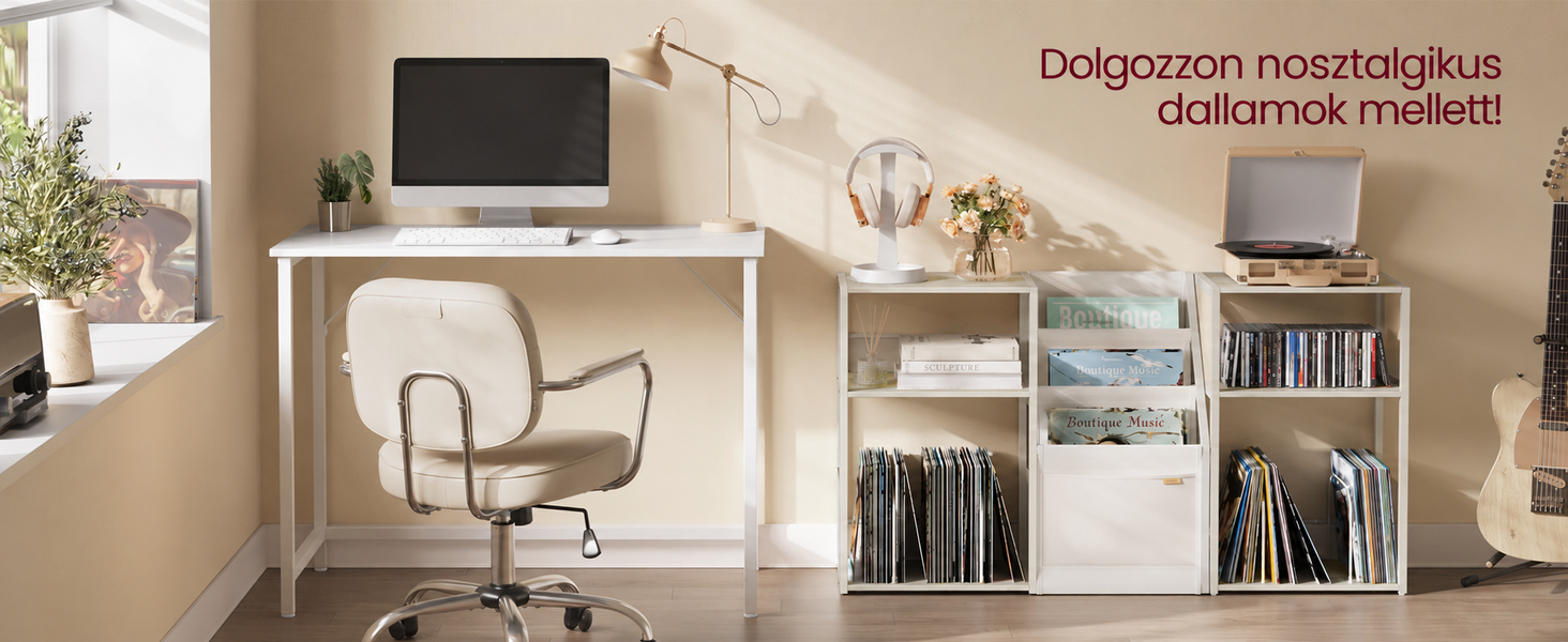 Modernes Home-Office-Setup mit weißem Schreibtisch, Bürostuhl, Computermonitor, Regal mit Schallplatten und dekorativen Pflanzen