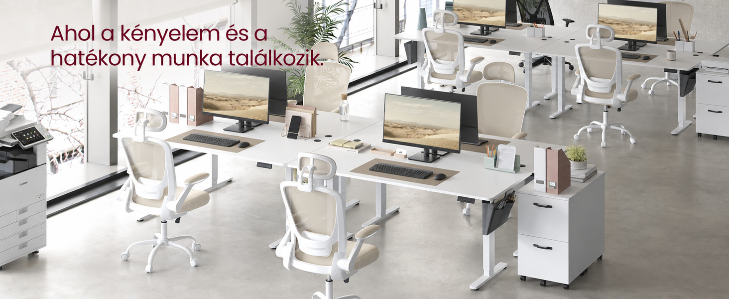 Modern, nyitott irodahelyiség fehér íróasztalokkal, ergonomikus székekkel és számítógépes munkaállomásokkal. Állítható magasságú asztalok, iratszekrények és világos, szellős elrendezés nagy ablakokkal