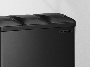 Pouf ou banc de rangement rembourré noir avec une surface supérieure capitonnée, vu depuis un angle supérieur