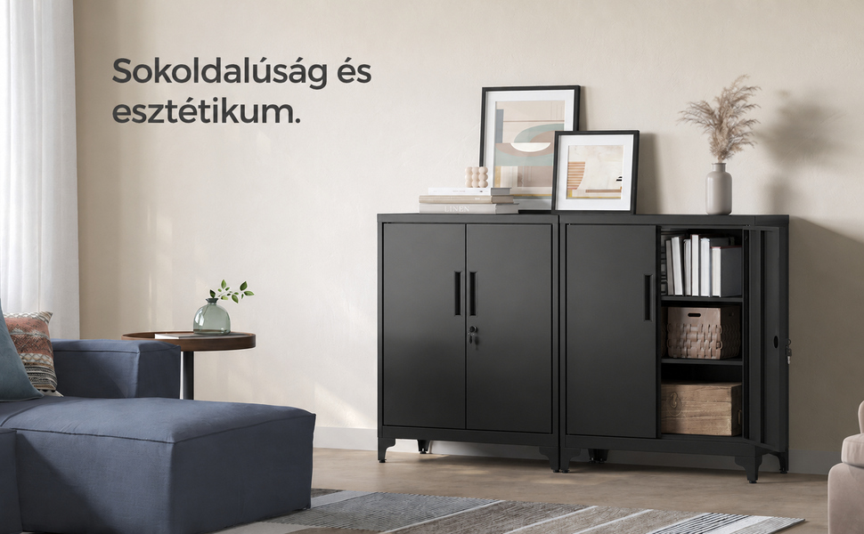 Fekete fém tárolószekrény a nappaliban. Ajtókkal, nyitott polcokkal és letisztult dizájnnal. A felirat a következő: „Sokoldalúság találkozik az esztétikával”.