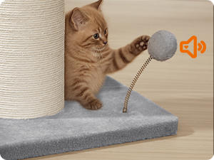Spielzeug oder Unterhaltungsgerät für Katzen mit grauer Mattenbasis und einer elektronischen beweglichen Komponente, abgebildet mit einer Katze, die damit interagiert