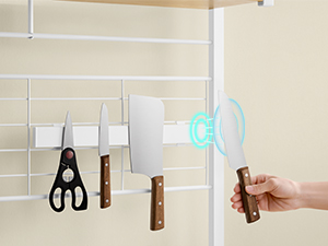 Küchenorganizer zur Wandmontage mit Haken zur Aufbewahrung von Utensilien. Eine Hand demonstriert das Anbringen eines Werkzeugs mit Holzgriff an einer