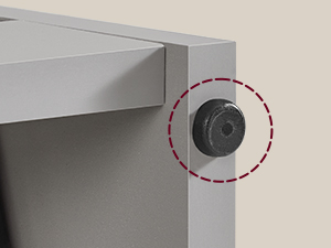 Vista ravvicinata delle cerniere dei mobili o degli accessori di montaggio, che mostrano i dettagli di installazione con indicatori circolari rossi che evidenziano i componenti specifici.